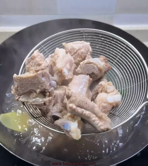 Wash the pork ribs clean and remove the fishy smell