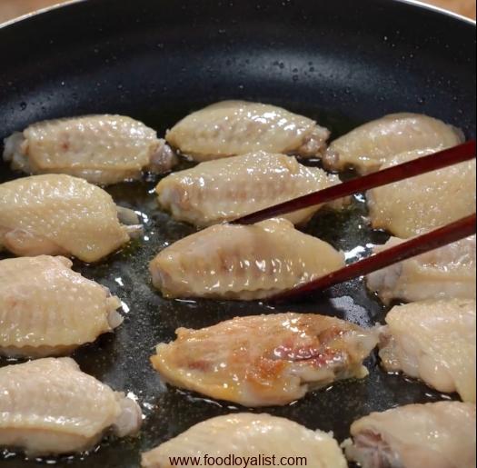 Fried chicken wings on both sides until golden brown