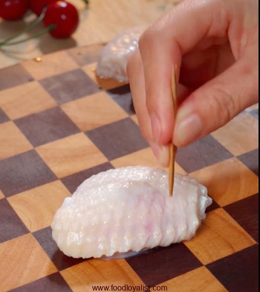 Fry a few small holes in the chicken wings to make them more flavorful.