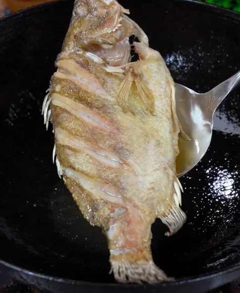 Fried mandarin fish until golden brown