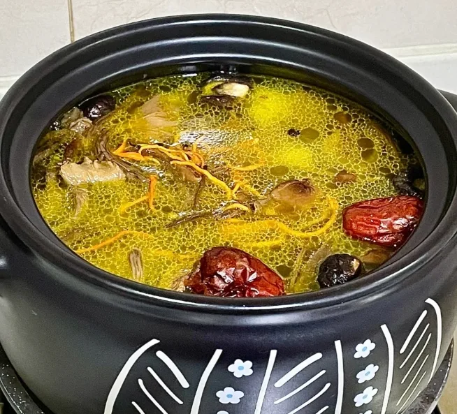Boil chicken soup in a clay pot