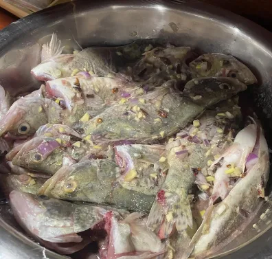 marinate smelly mandarin fish with salt